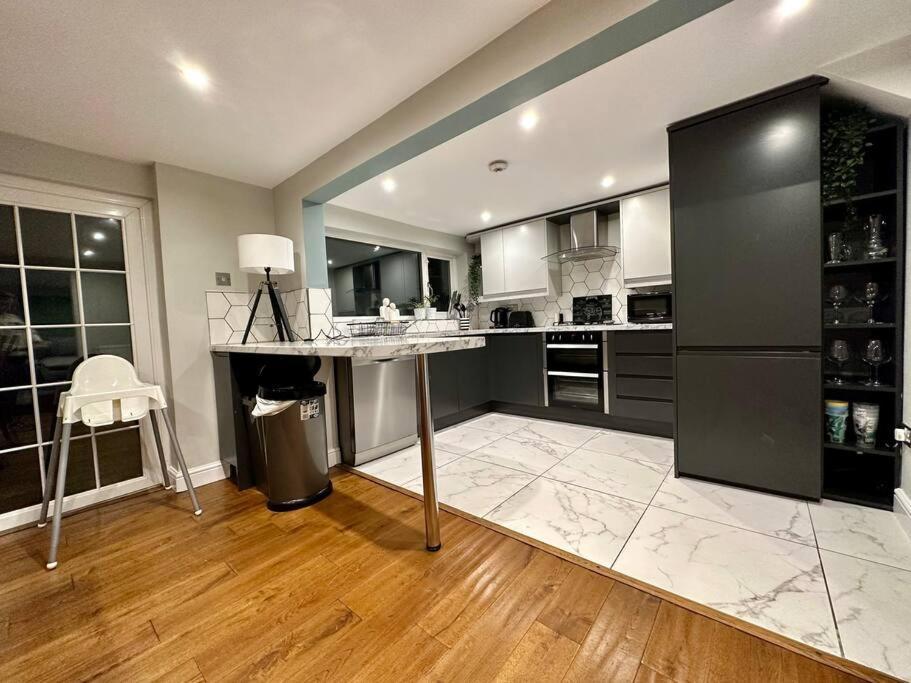 Stunning 5 Bed House In Chapel Allerton, Sleeps 9 ลีดส์ ภายนอก รูปภาพ